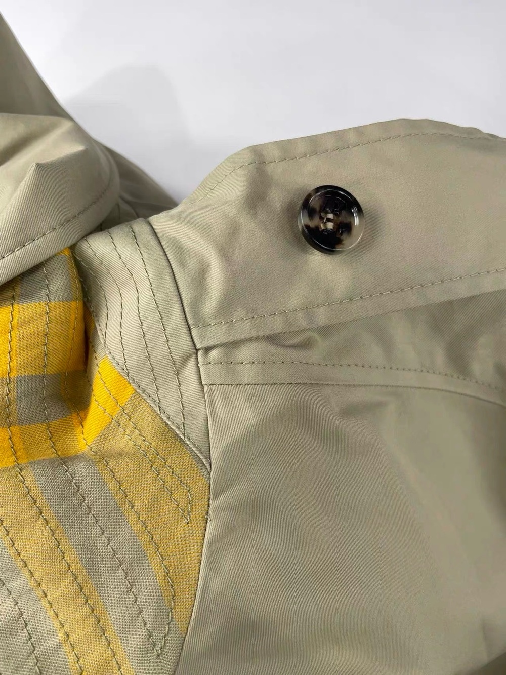 Burberry women's Beige Trench Coat - Picture 11 of 16